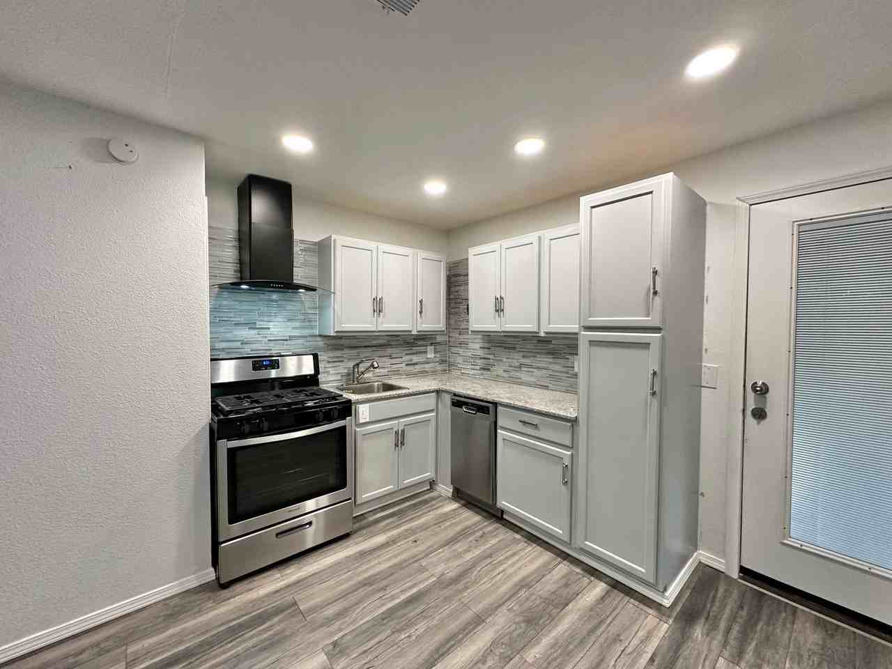 712 Mickan St - Photo 5 of 18