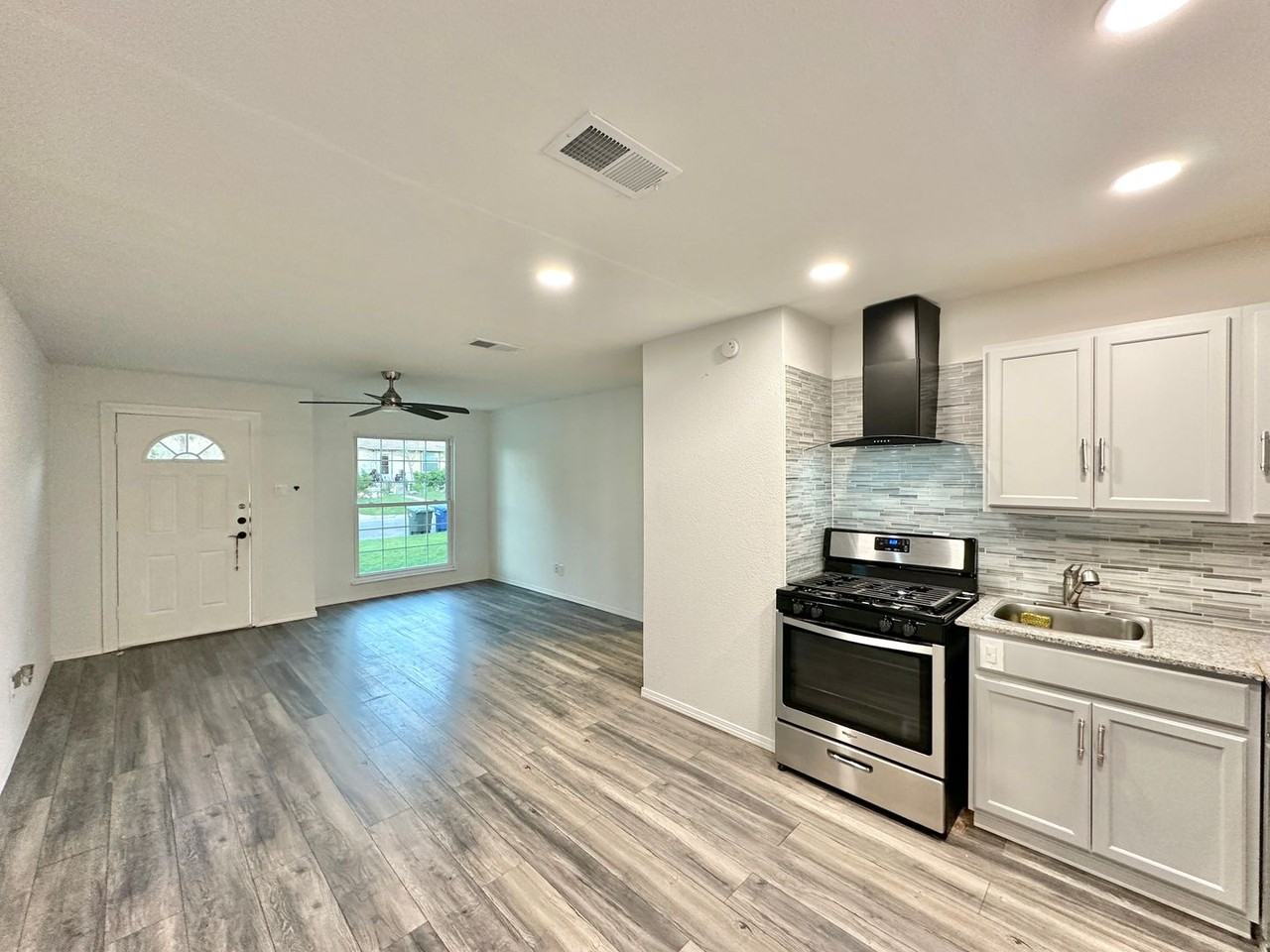 712 Mickan St - Photo 6 of 18