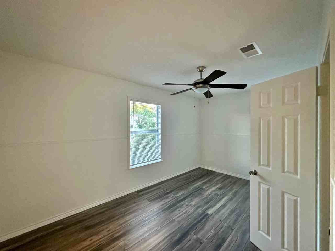 712 Mickan St - Photo 7 of 18