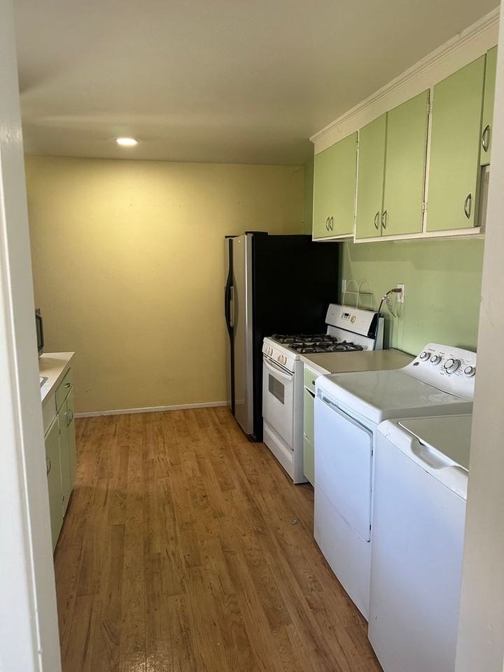 1191 Brook St - Photo 3 of 7