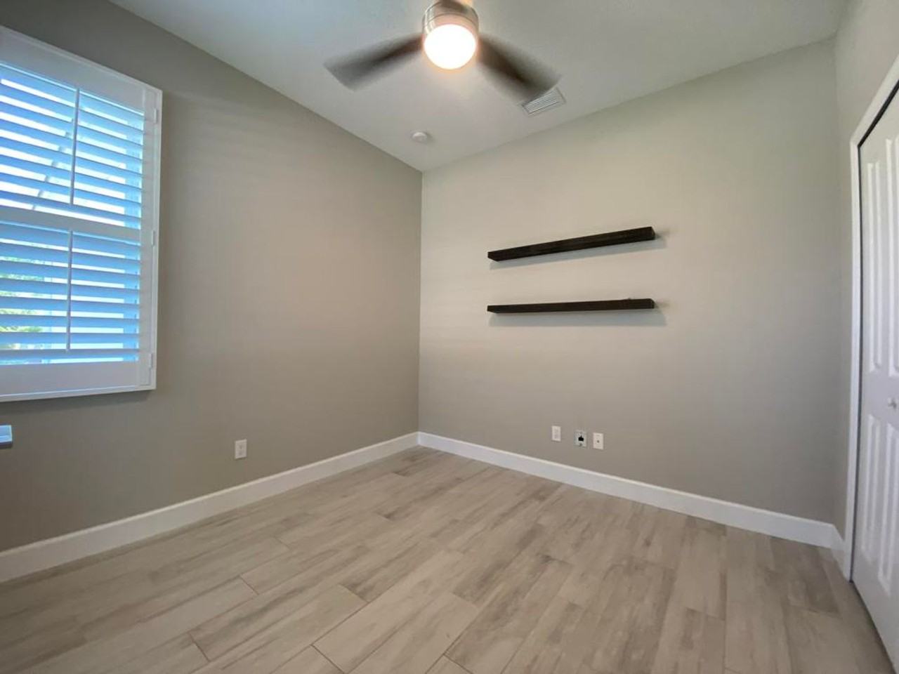 272 Catriona Drive - Photo 4 of 27