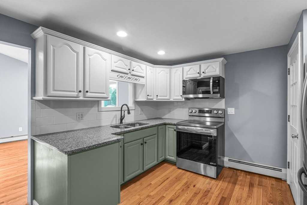 1091 Taunton Ave - Photo 3 of 25