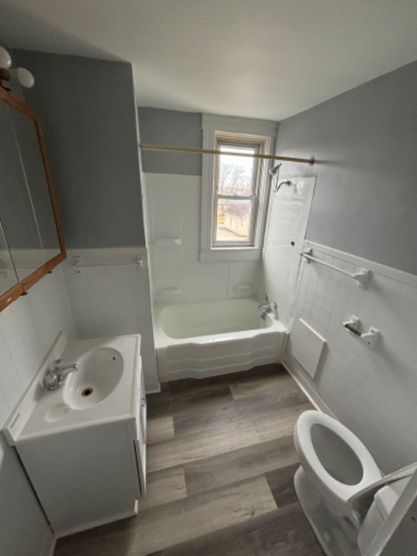 225 1/2 Center St #HALF - Photo 3 of 10