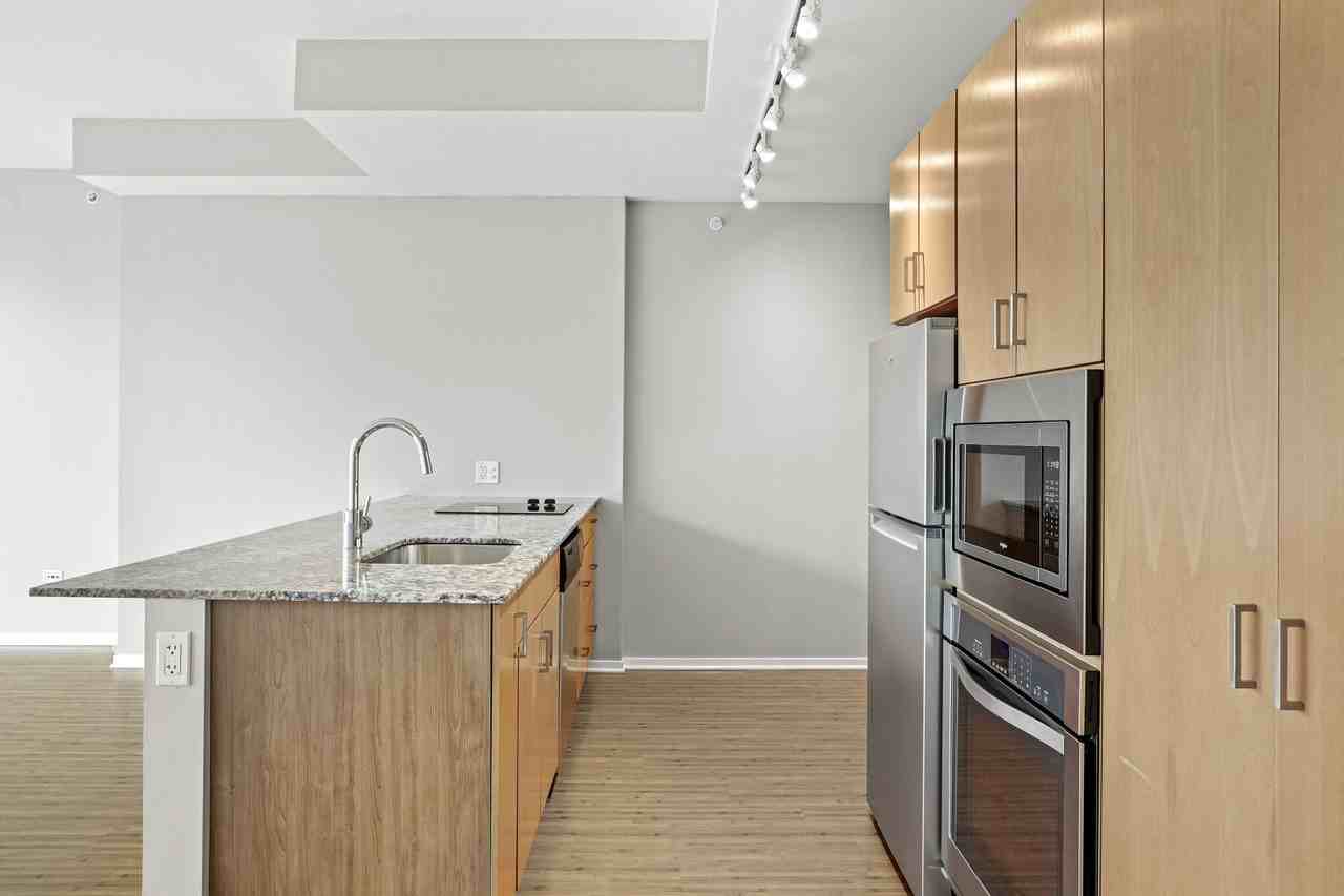 200 E Illinois St - Photo 4 of 25