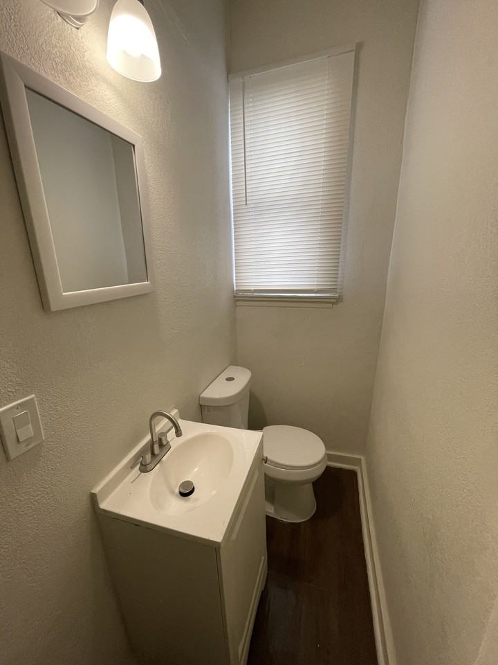 2401 N 37th St #SFR - Photo 3 of 5