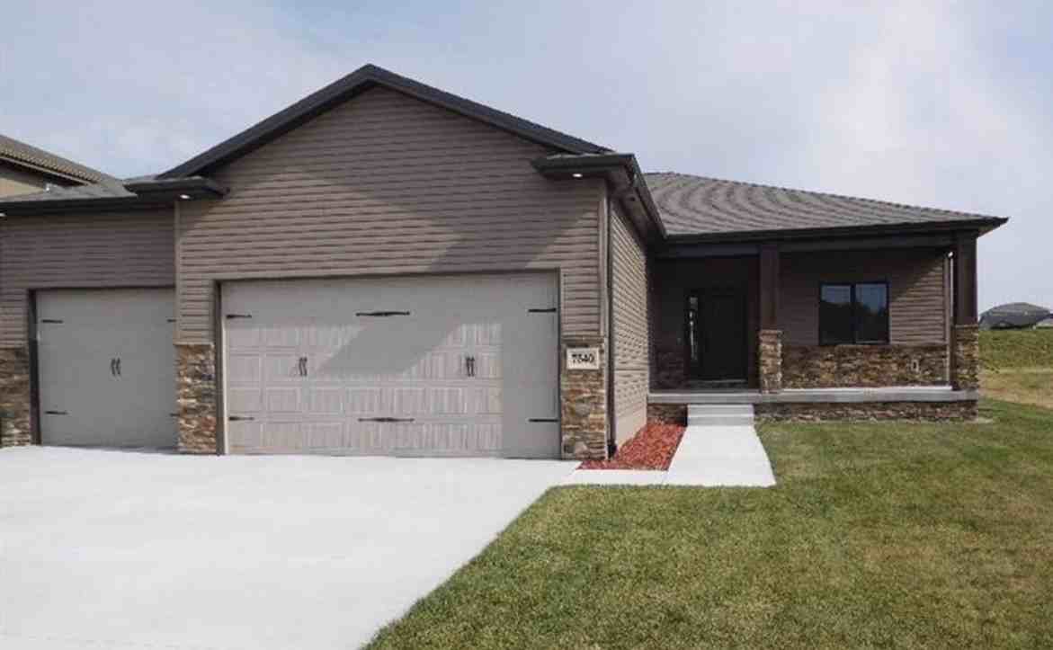 7540 S 77th St - Photo 2 of 25