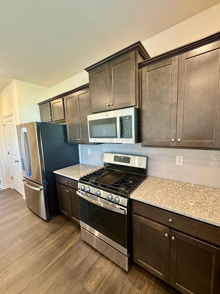 1410 Harleston St - Photo 3 of 31