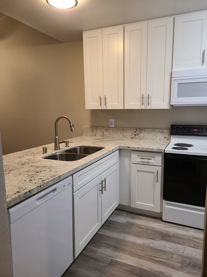 630 San Lorenzo St #4 - Photo 3 of 12