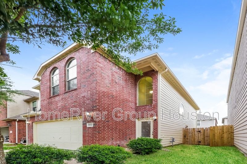 17123 Amarose Dr - Photo 3 of 21