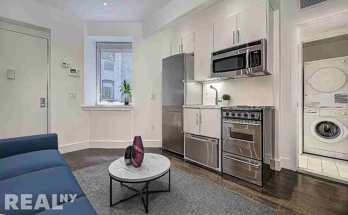 Ludlow St #4C - Photo 2 of 7