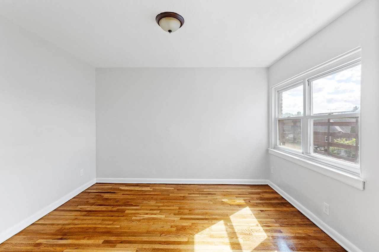 Morris Ave Apartments - Photo 3 of 12