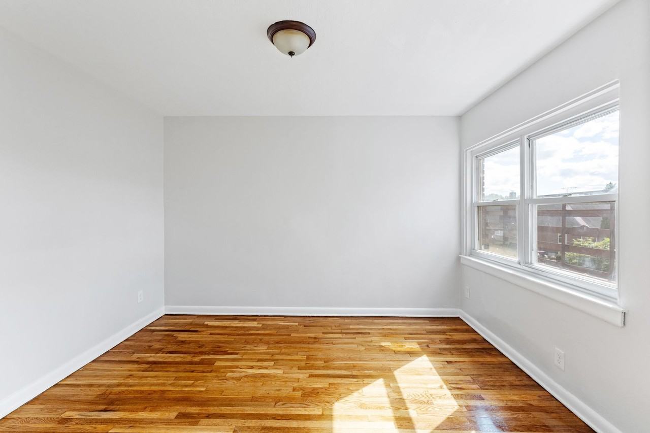 Morris Ave Apartments - Photo 6 of 12