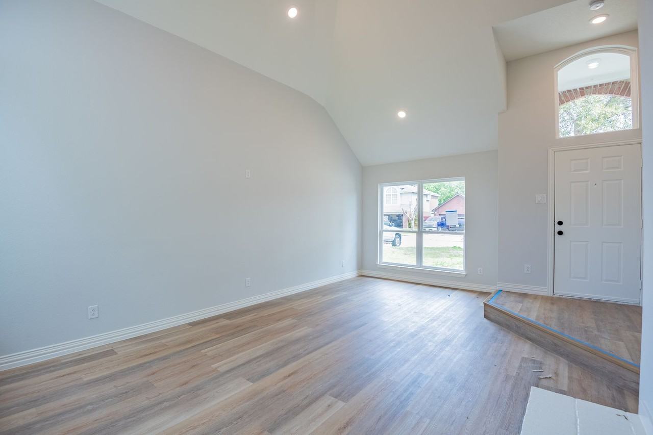 2318 Bennington Dr - Photo 4 of 19