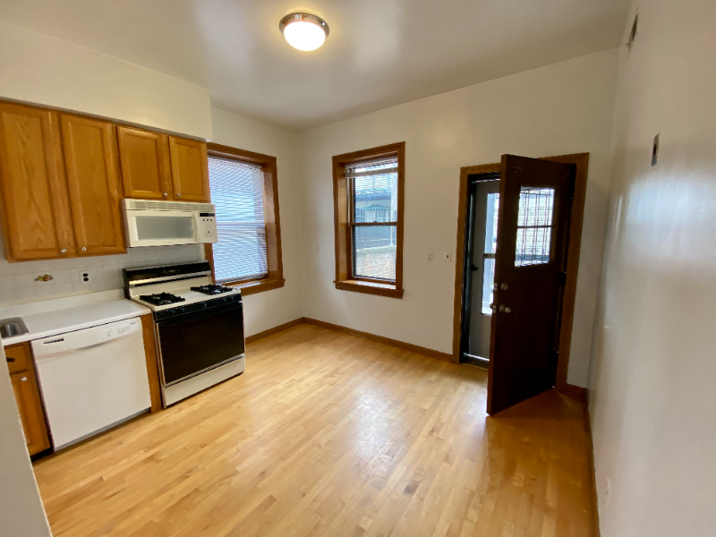 1210 W Nelson St #2 - Photo 4 of 27