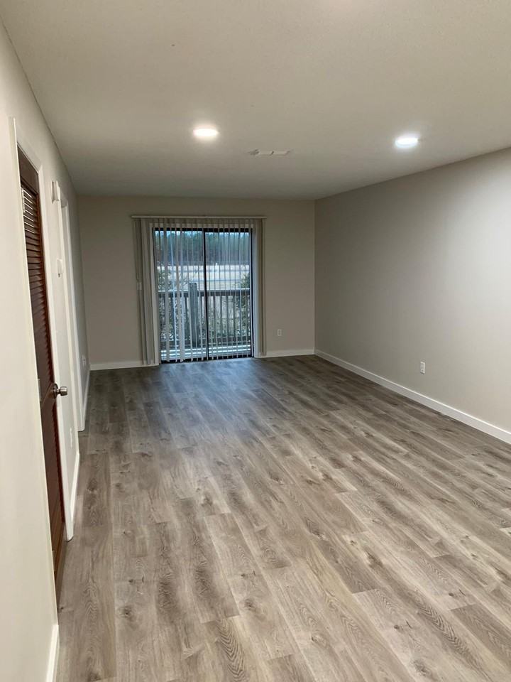 The Woodlands - Photo 7 of 37