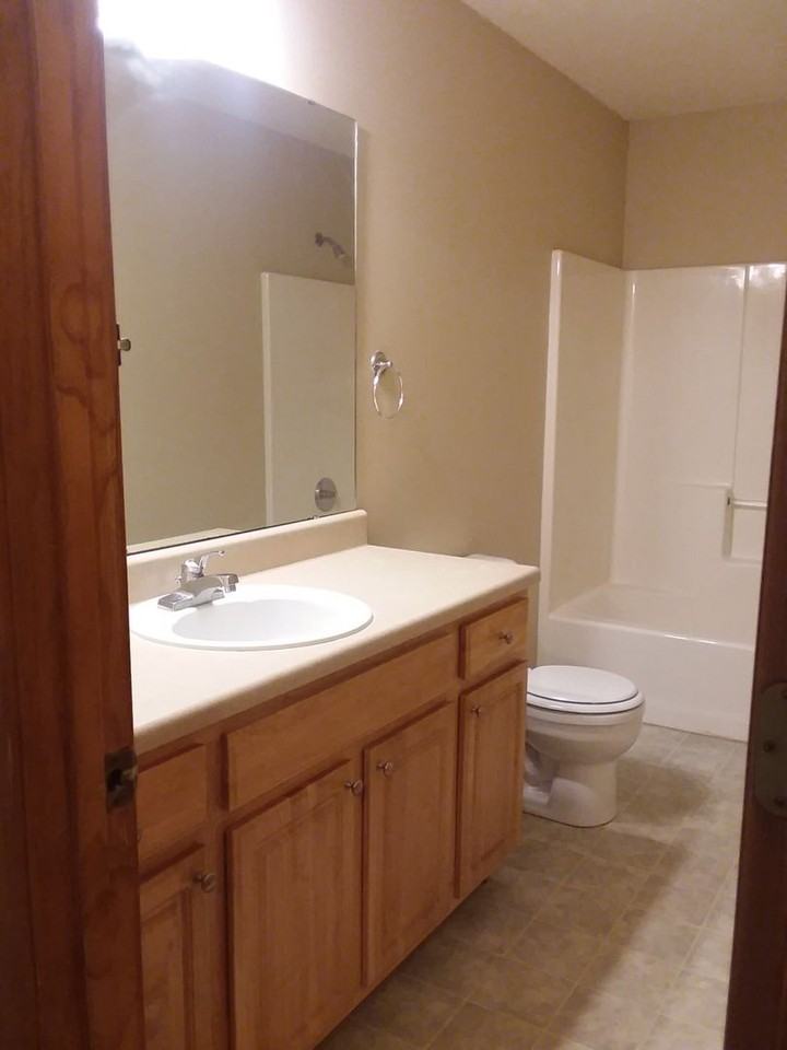 3870 W Roxbury St - Photo 3 of 11