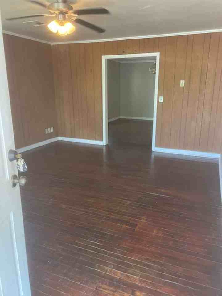 1016 S Armstrong Ave - Photo 2 of 14