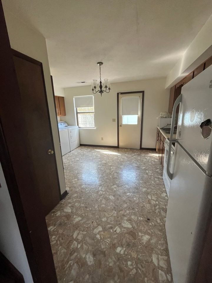 1621 Buttonwood Ct - Photo 5 of 11