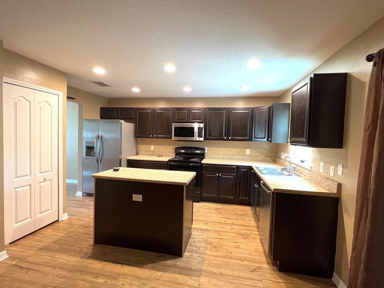 118 Pine Bluff Blvd W - Photo 2 of 16