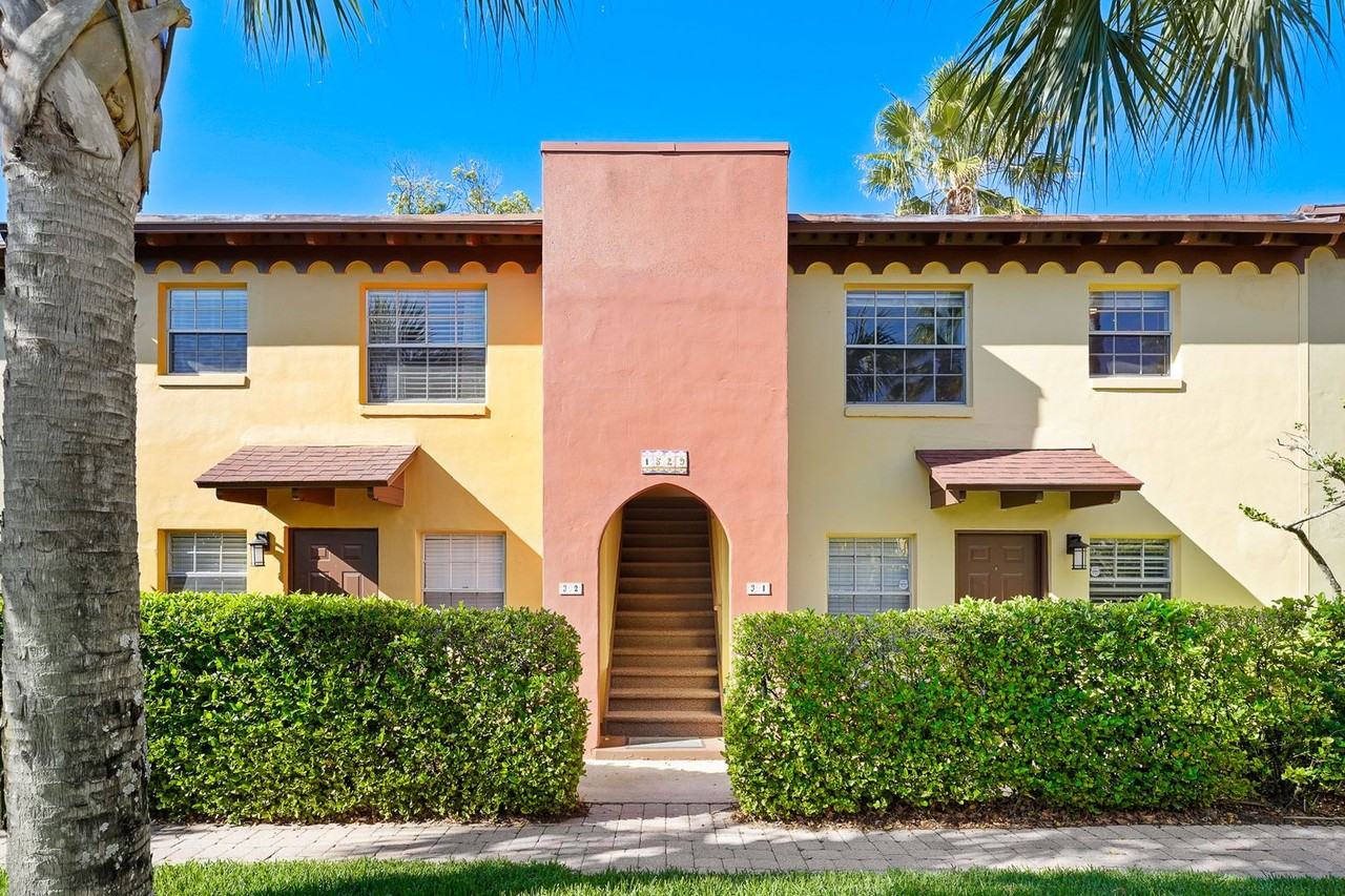 Old Delaney Square Martuch - Photo 3 of 14