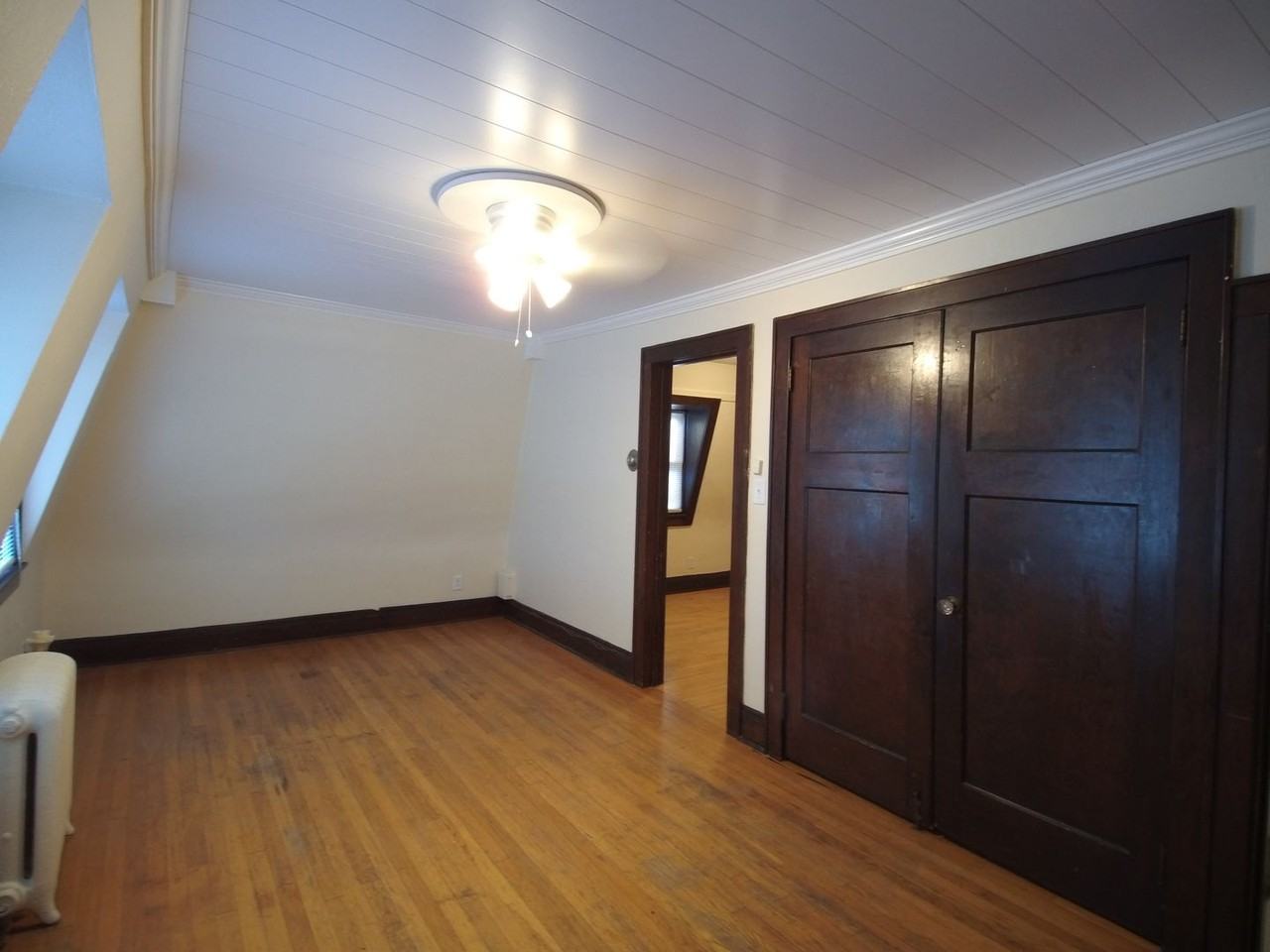 Stowell Manor - Photo 3 of 7