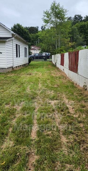 277 Robinson St - Photo 2 of 8