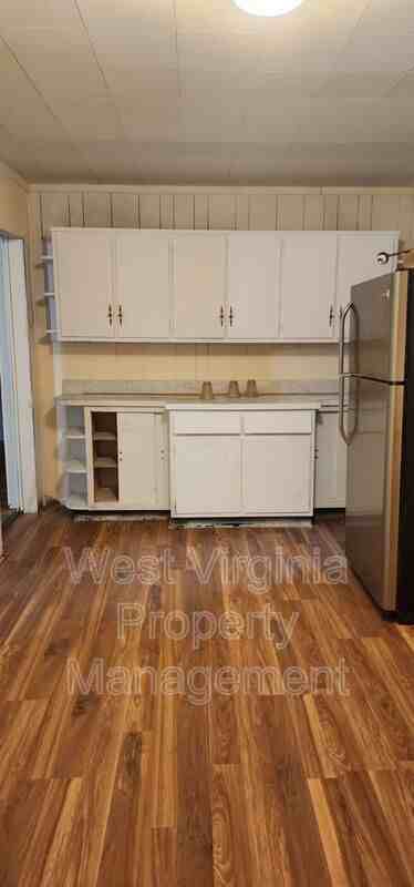 277 Robinson St - Photo 4 of 8