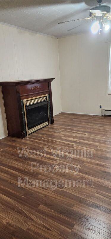 277 Robinson St - Photo 5 of 8