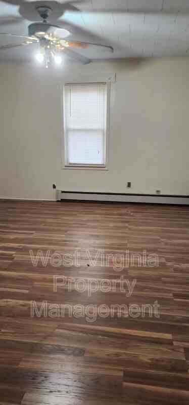 277 Robinson St - Photo 6 of 8