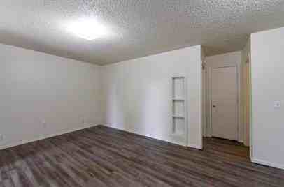 809 West Hastings Avenue - Photo 2 of 4