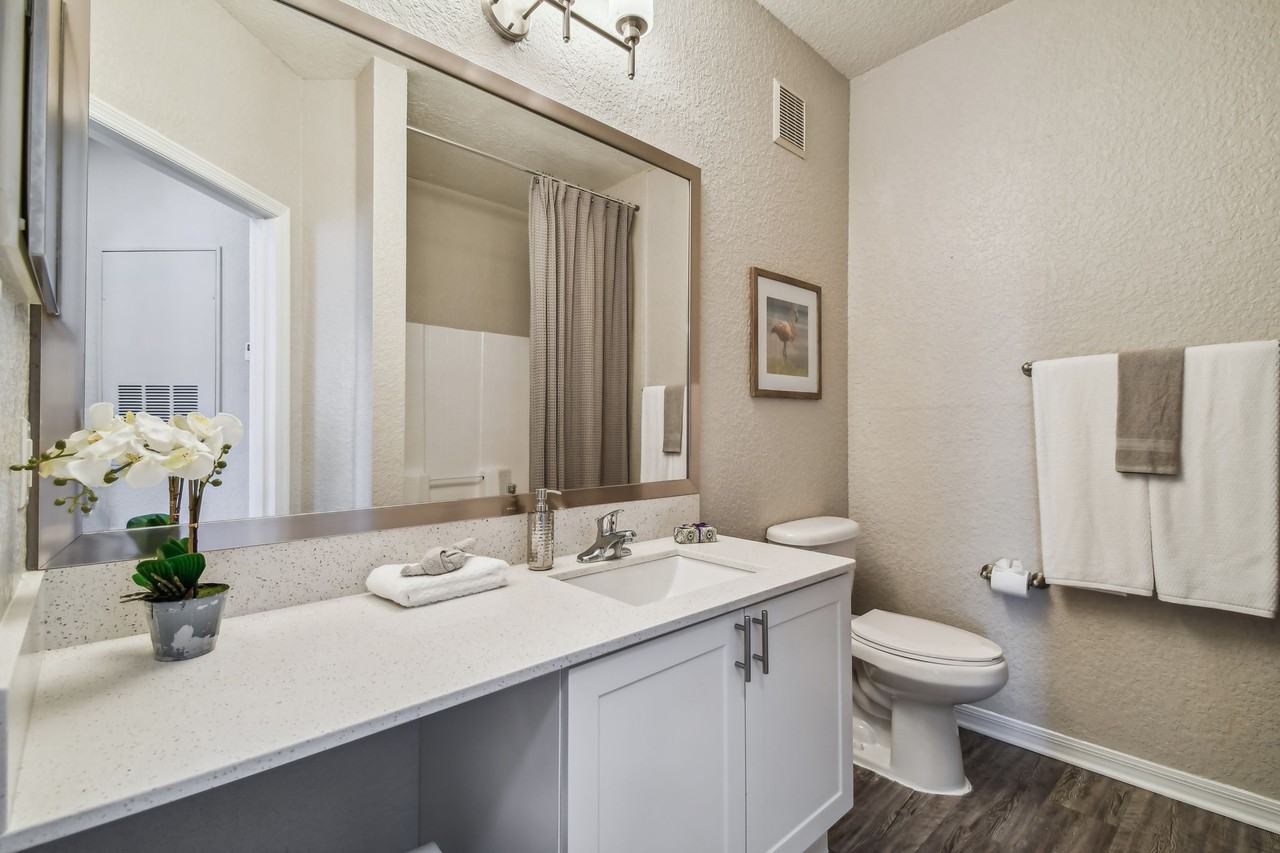 2211 Grand Isle Apartments - Photo 2 of 8