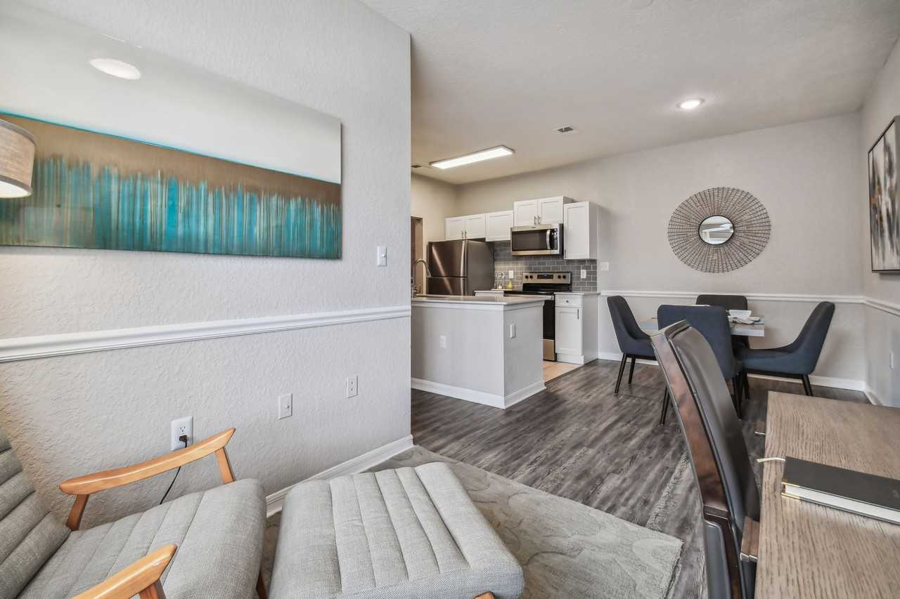 2211 Grand Isle Apartments - Photo 3 of 8