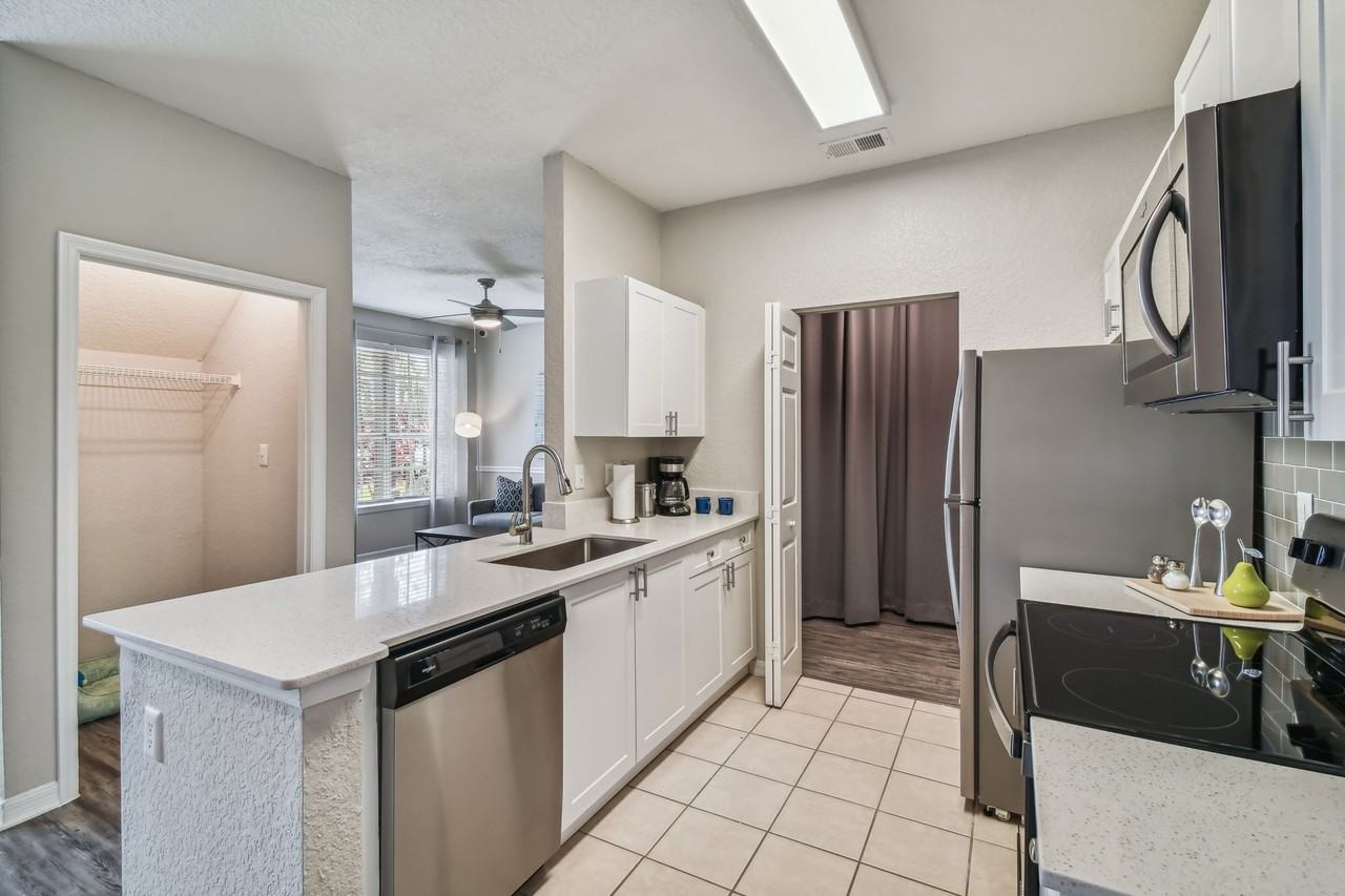 2211 Grand Isle Apartments - Photo 4 of 8