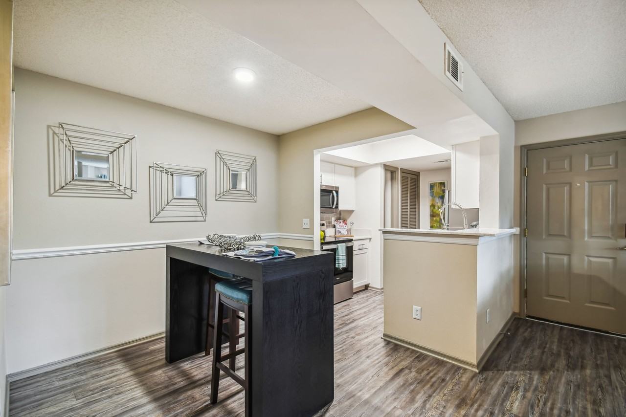 Enclave at Lake Underhill Apartments - Photo 5 of 30