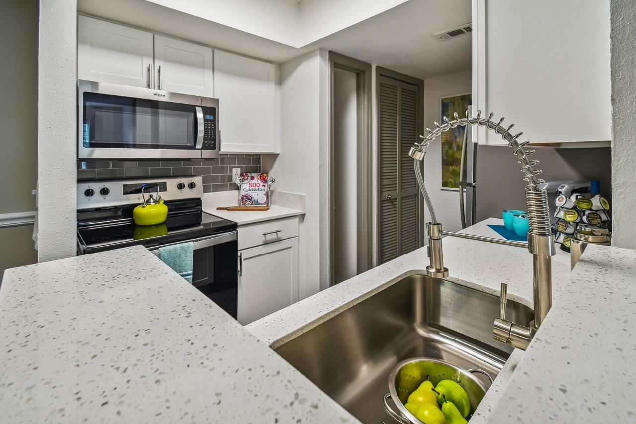 Enclave at Lake Underhill Apartments - Photo 7 of 30