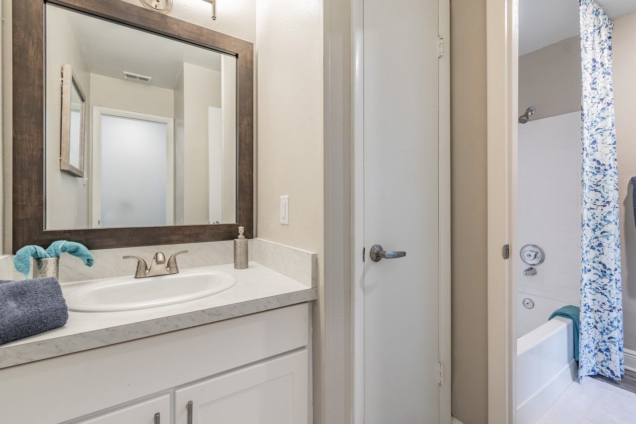 Enclave on East Apartments - Photo 4 of 11