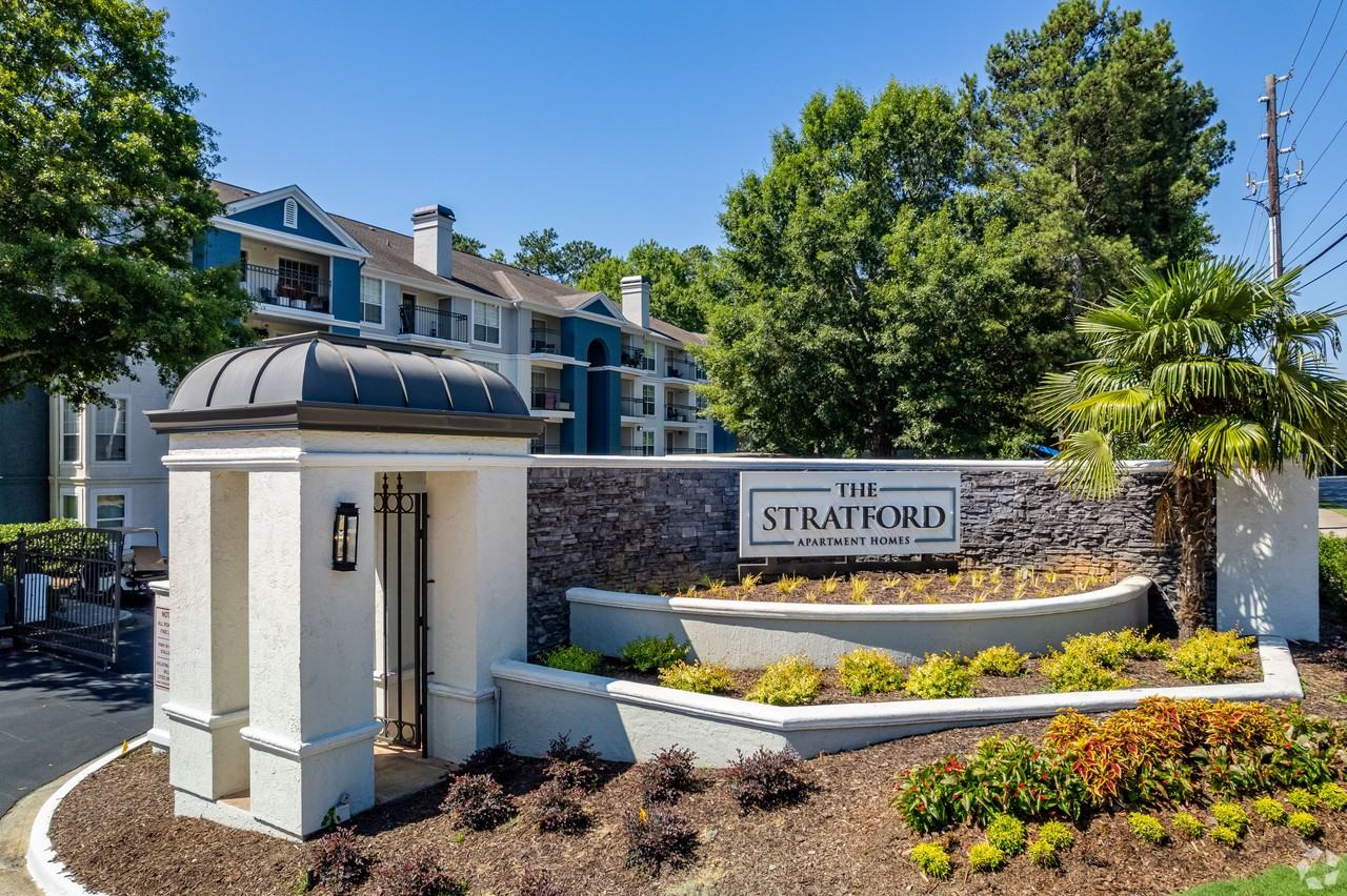 The Stratford Apartments - Photo 2 of 15