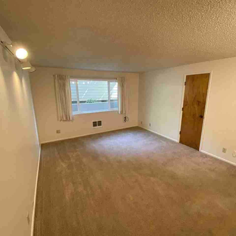 xWillamette Court - Photo 4 of 17