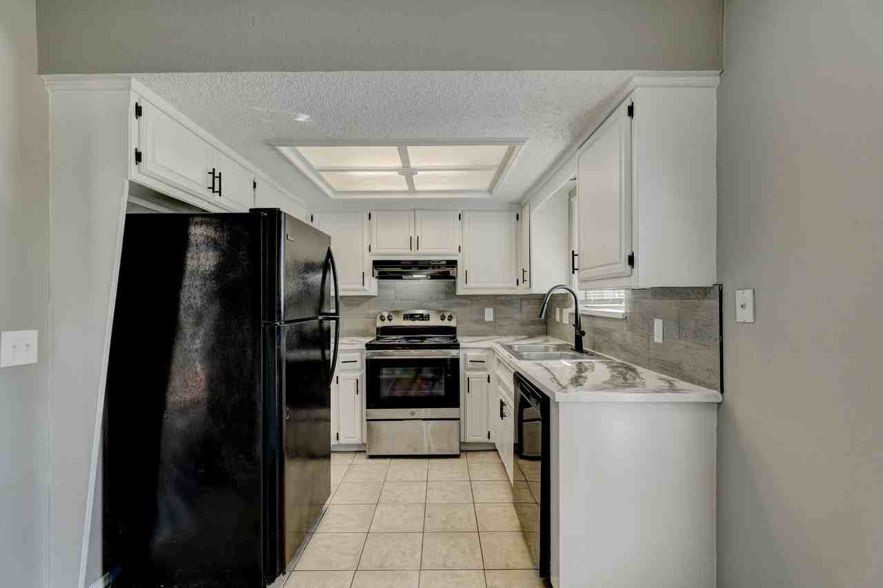 6713 Lyrewood Ln - Photo 3 of 8