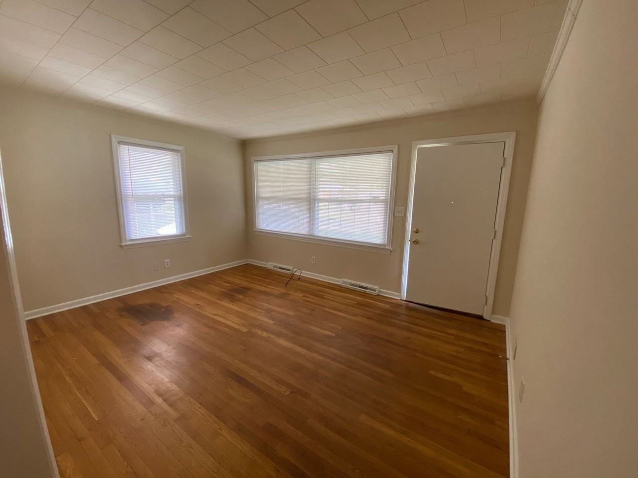 616 Cecil St - Photo 3 of 12