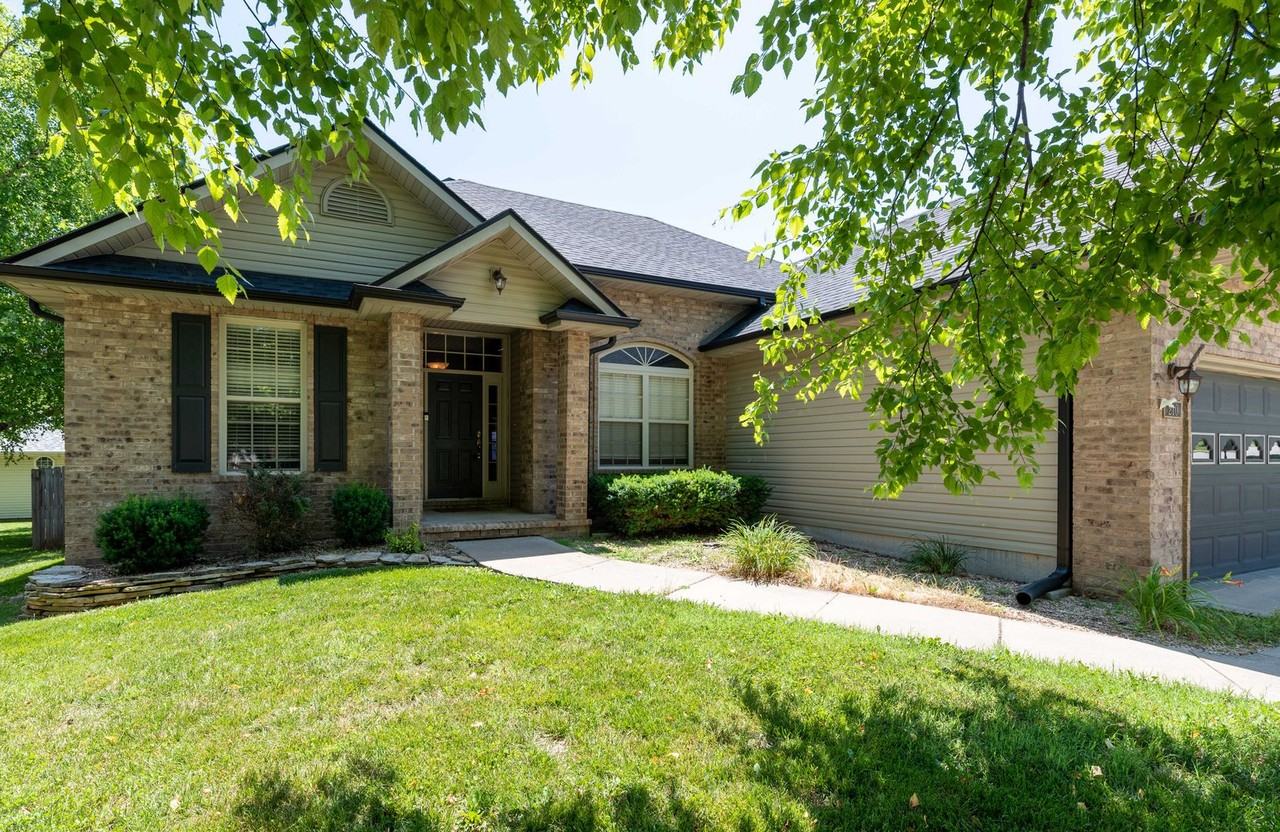 210 N Jasmine Dr - Photo 2 of 27