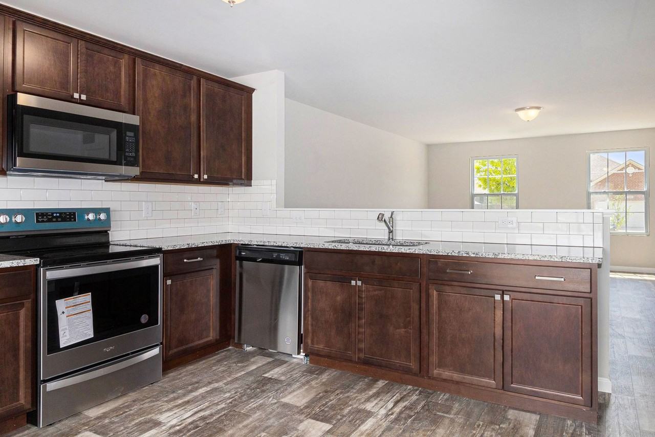 1135 Lancaster St - Photo 2 of 24