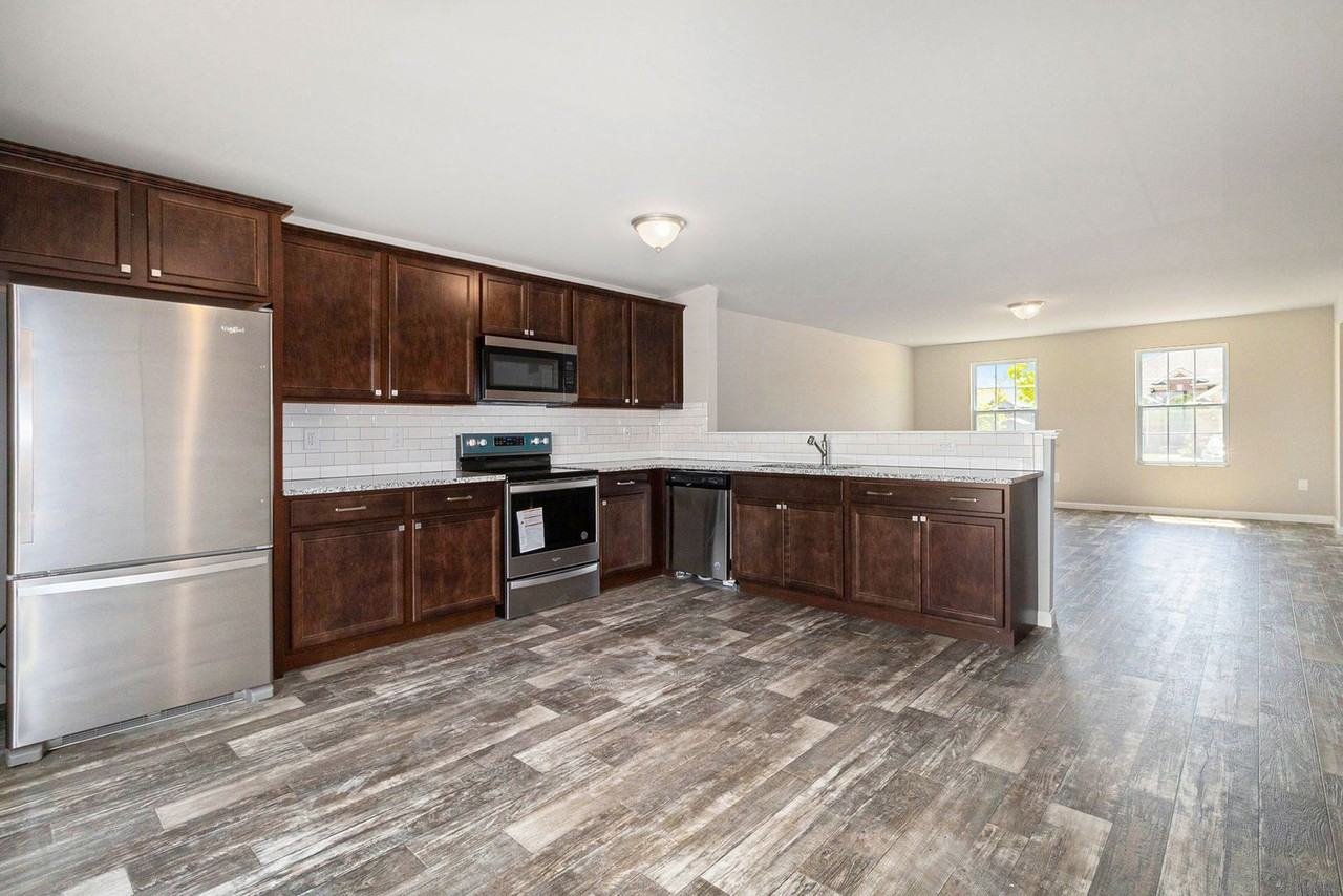 1135 Lancaster St - Photo 3 of 24