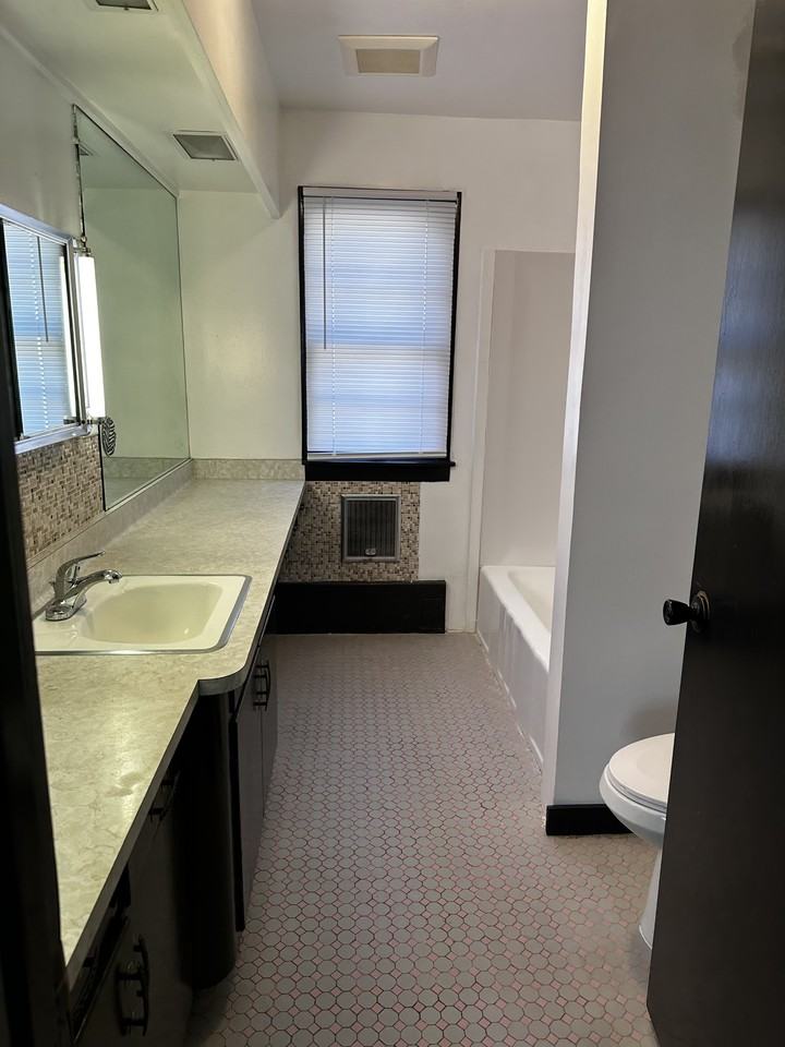 4702 N 44th St - Photo 2 of 9