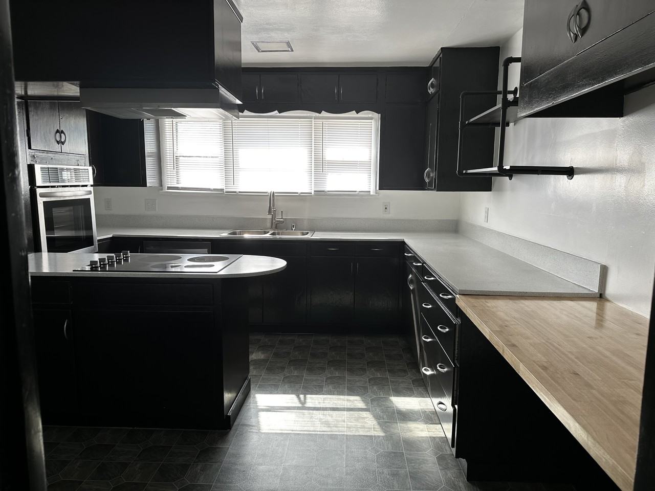 4702 N 44th St - Photo 3 of 9