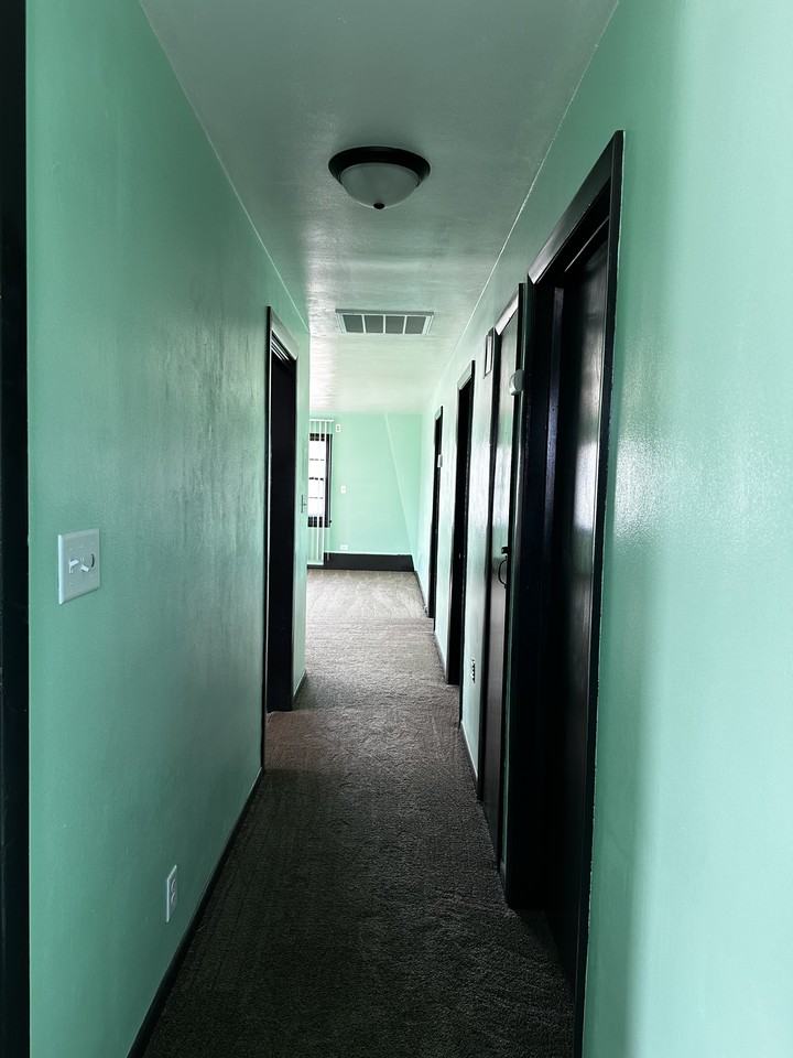 4702 N 44th St - Photo 6 of 9