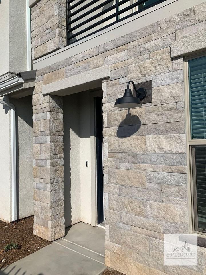 490 W Mahogany Ln - Photo 2 of 47