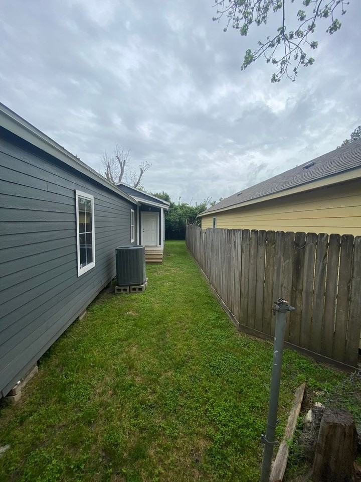 103 E Sterling St - Photo 3 of 16