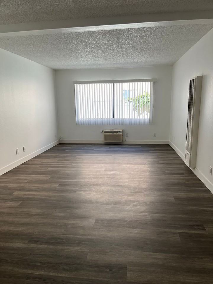 7320 Hazeltine Avenue - Photo 3 of 14