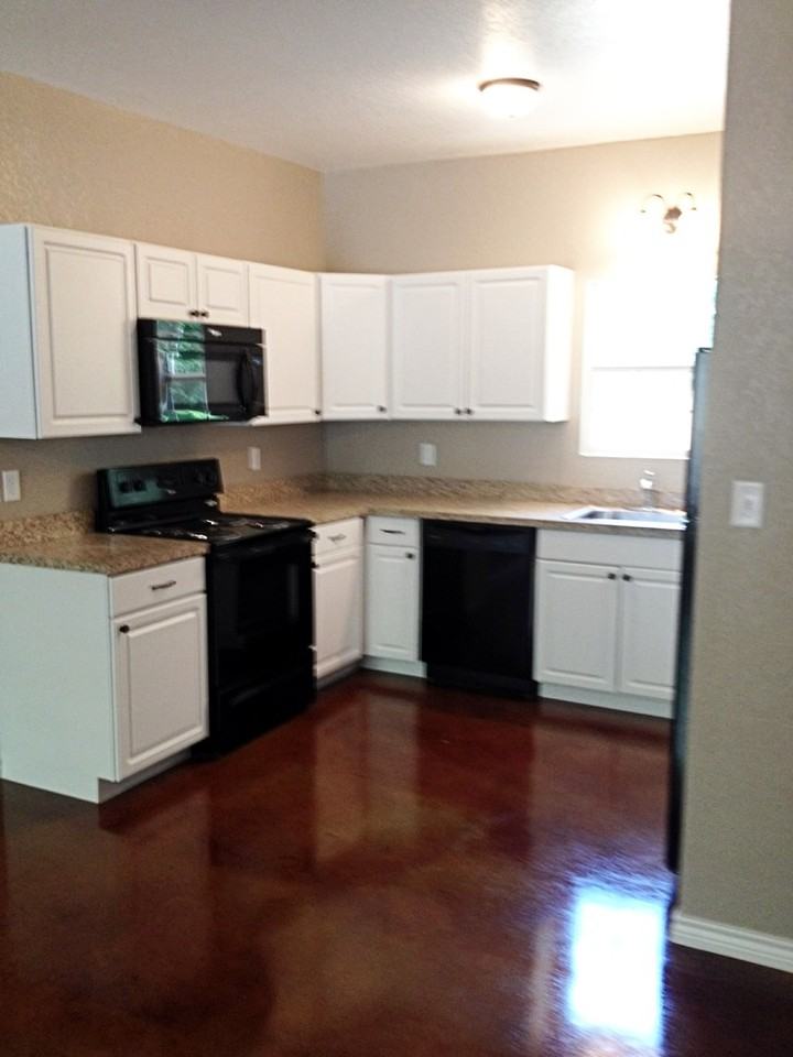 1080 West Oak Street - Photo 3 of 10